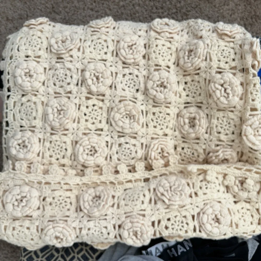 Vintage Crochet Blanket Throw Floral Raised Granny Square Scalloped Beige 61x36